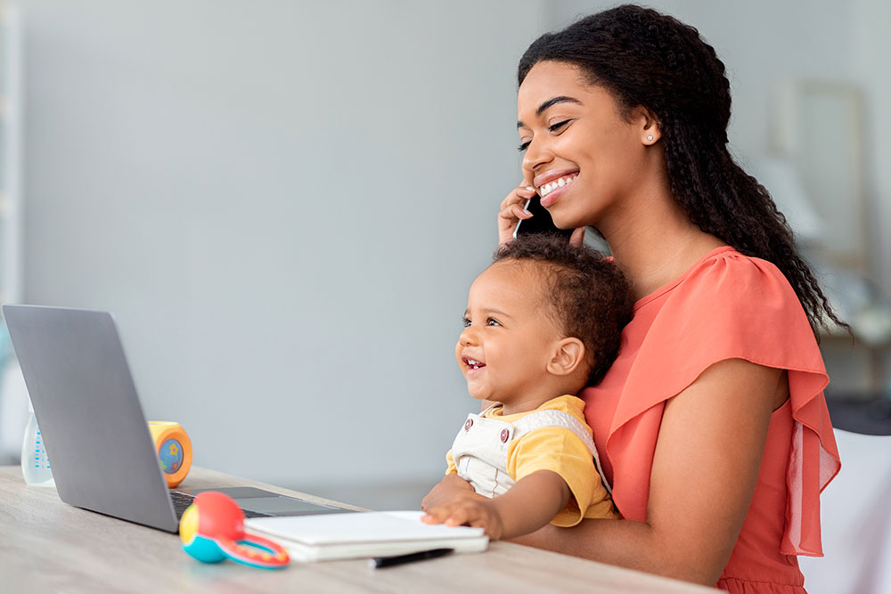 Bébé et maman joyeux à Les Coquillettes Micro-Crèche à La Réunion