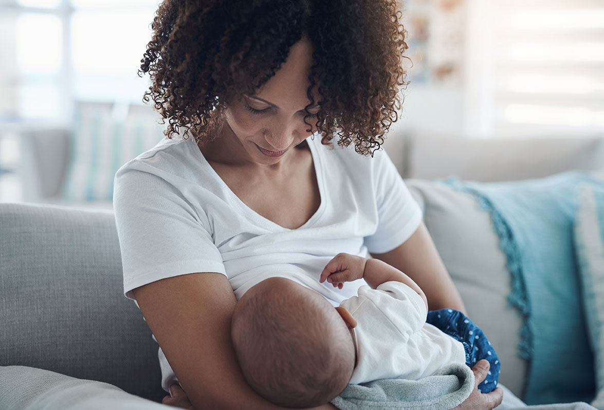 Maman allaitant bébé aux Coquillettes Micro-Crèche à La Réunion